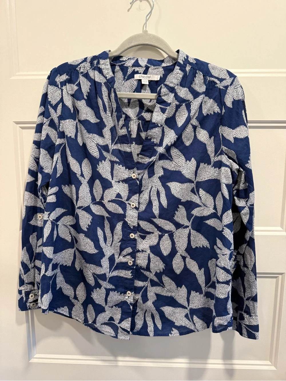 Chico‘s cotton Women’s Navy Leaf-Print Button-Up Blouse size 1 - Picture 2 of 10